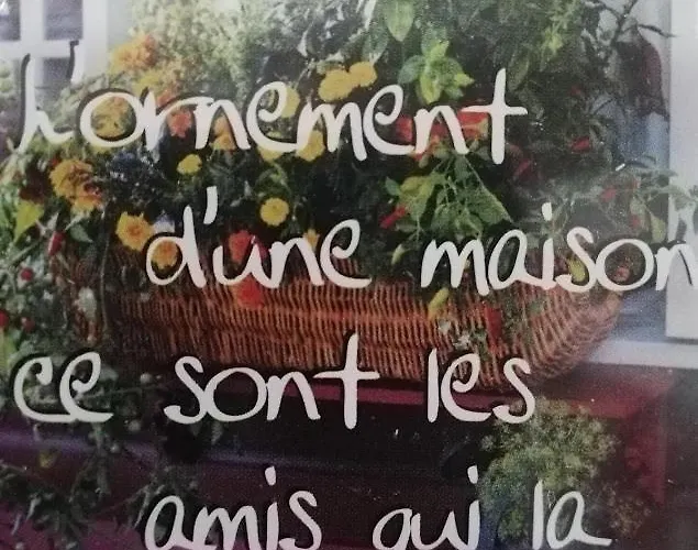 chambre avec salle de bain privatisée avec petit déjeuner compris
